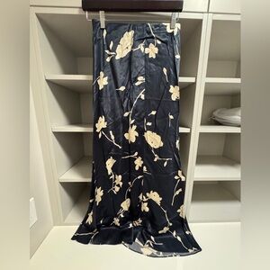 Rails - Like New - Small - Floral Navy and Cream Women's Skirt
